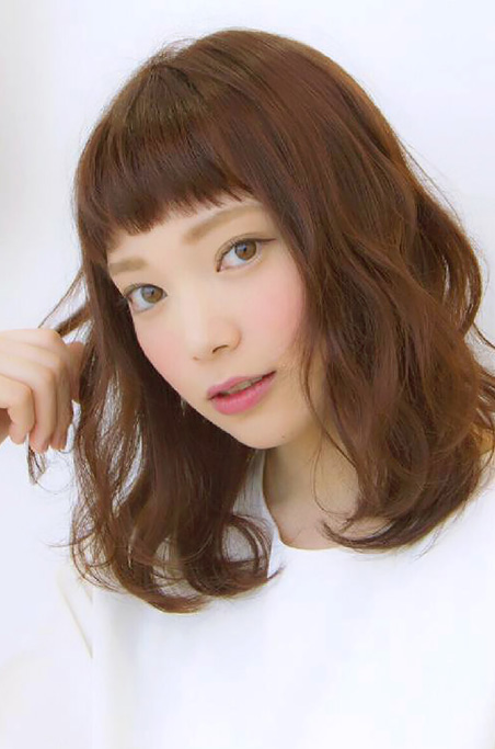 インタビューに答えるななさん